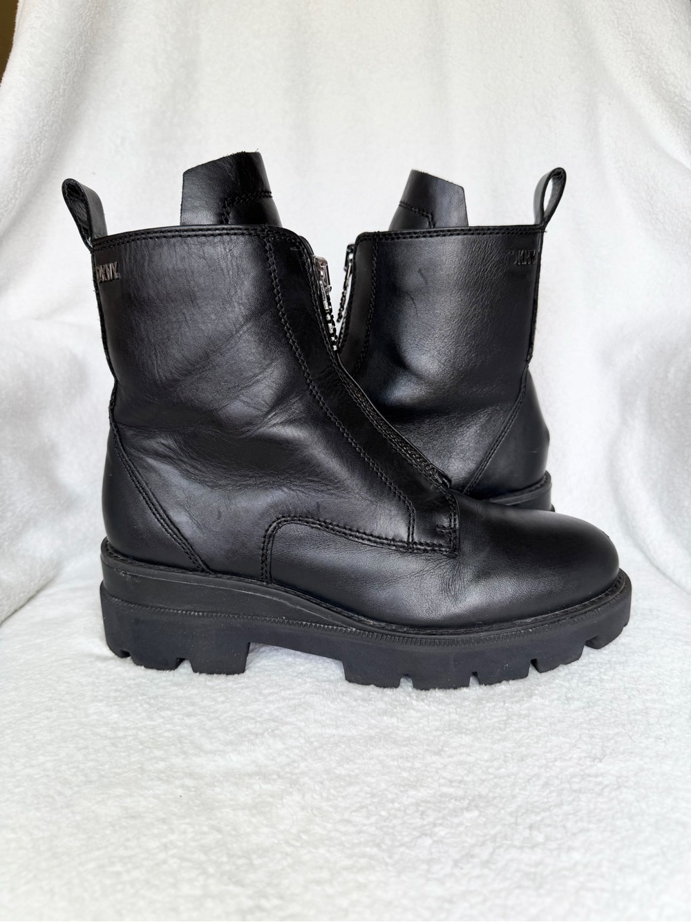 DKNY Womens Black Leather Front Zip Combat Lug Sole Ankle Boots K3227 Size 8 - Picture 2 of 14